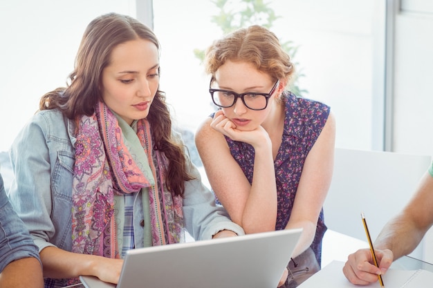 Estudantes de moda trabalhando em equipe