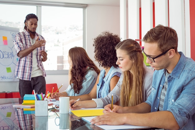 Estudantes de moda trabalhando em equipe