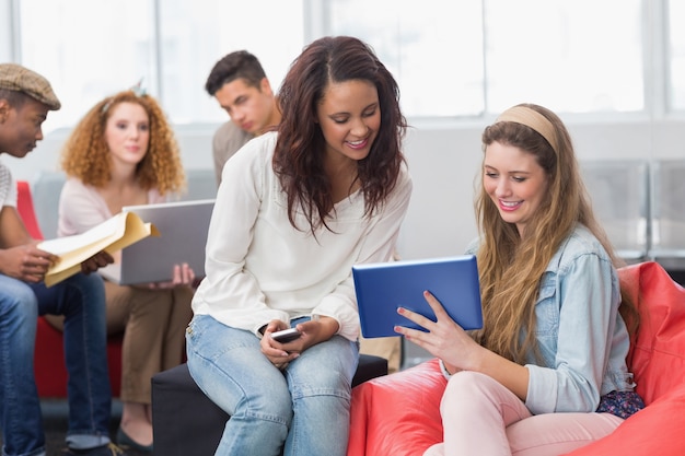 Estudantes de moda usando o comprimido juntos