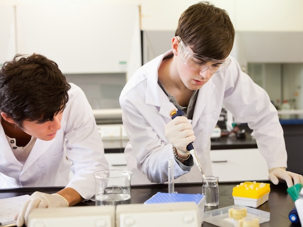 Estudantes de química fazendo um experimento