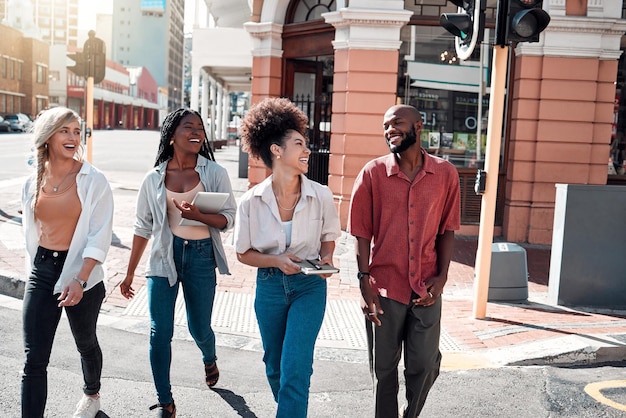 Estudantes diversos casuais andando na cidade e conversando ou se divertindo juntos na cidade durante uma pausa no campus universitário Alegre grupo de amigos felizes desfrutando de uma reunião ao ar livre ou saindo