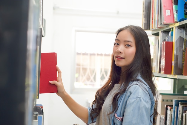 Estudantes do sexo feminino estão à procura de trabalhos de pesquisa.