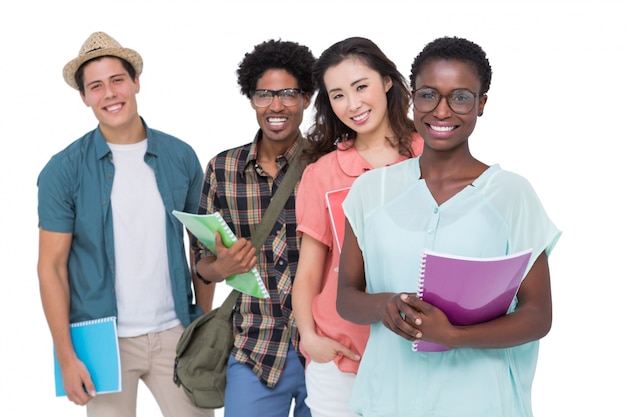 Estudantes elegantes sorrindo para a câmera juntos