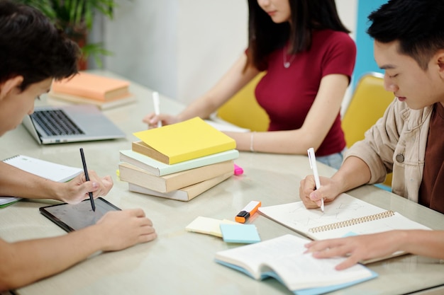 Estudantes, estudar, em, biblioteca