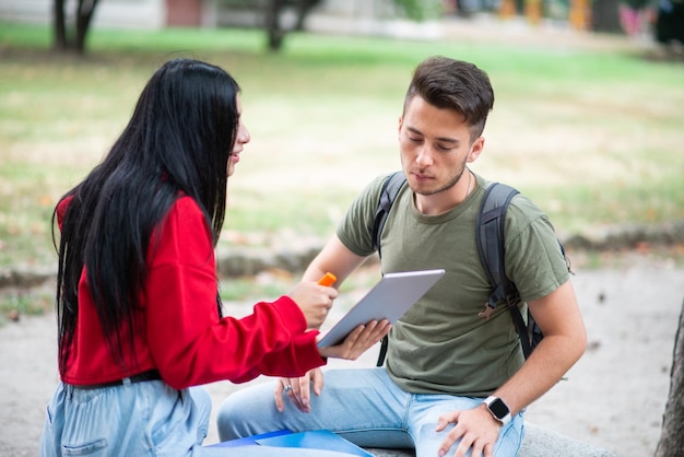 Estudantes, estudar, em, um, parque