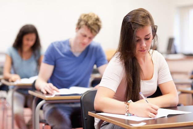 Estudantes fazendo uma tarefa