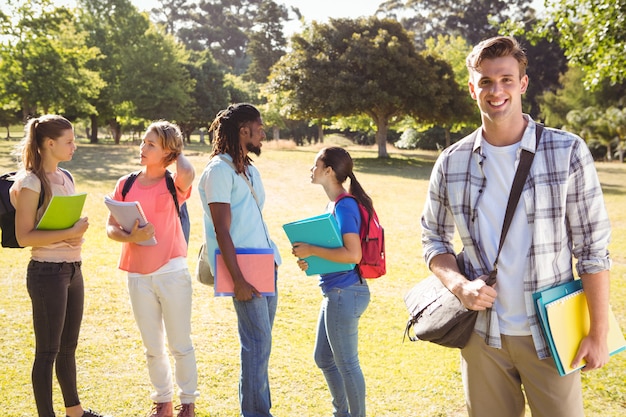 Estudantes felizes fora do campus