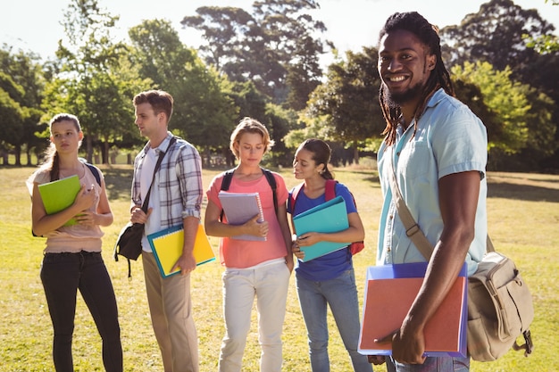 Estudantes felizes lá fora no campus