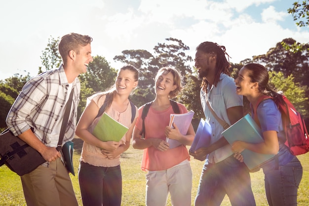 Estudantes felizes lá fora no campus