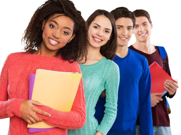 Foto estudantes felizes na fila e olhando para a câmera sorrindo