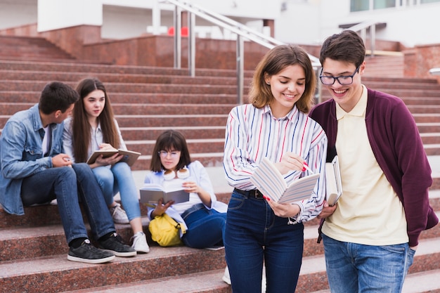 Estudantes, ficar, junto, com, caderno aberto