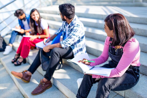 Estudantes indianos mantendo distância e fazendo trabalhos de casa ao ar livre