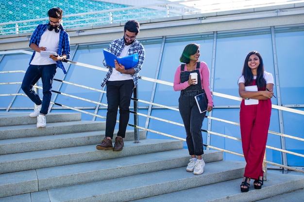 Estudantes indianos mantendo distância e fazendo trabalhos de casa ao ar livre