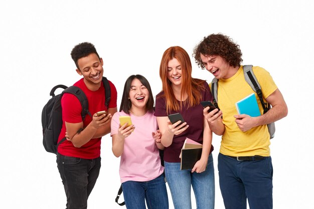 Foto estudantes internacionais felizes usando smartphones