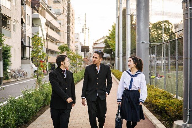 Estudantes japoneses reunidos ao ar livre