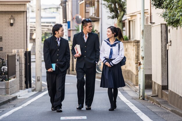 Estudantes japoneses reunidos ao ar livre