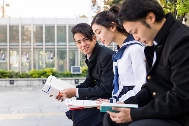 Estudantes japoneses reunidos ao ar livre