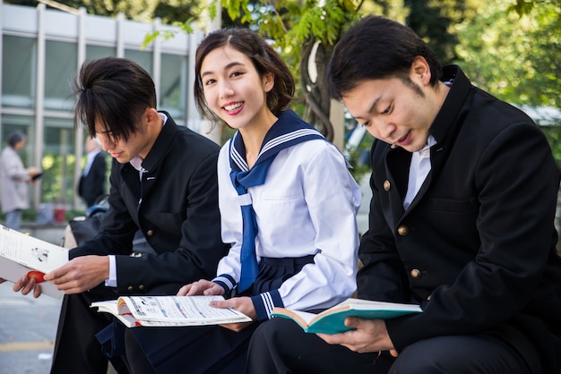 Estudantes japoneses reunidos ao ar livre