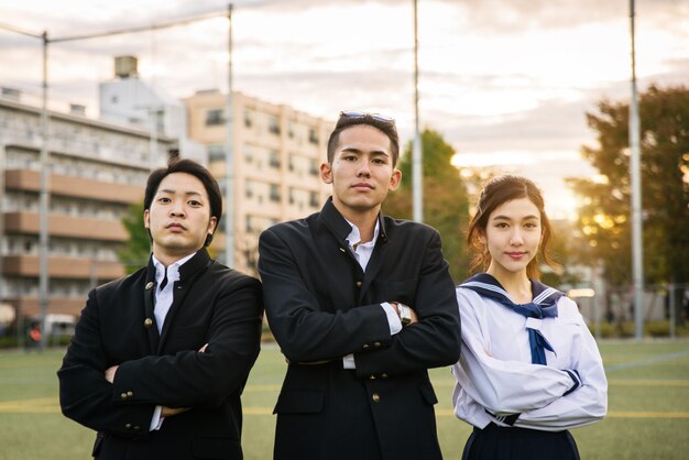 Estudantes japoneses reunidos ao ar livre