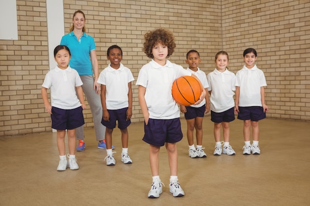 Estudantes juntos para jogar basquete