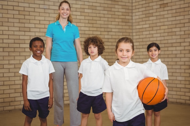 Estudantes juntos para jogar basquete