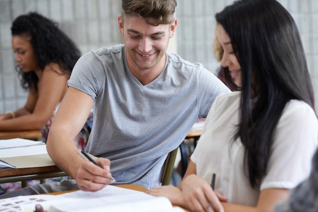 Estudantes livros e sala de aula universitária para educação ou exame acadêmico para bolsa de estudos ou estudar homens mulheres e amigos ou lição para aprendizagem de curso ou conferência tarefa ou conhecimento