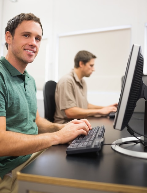 Estudantes maduros na sala de informática