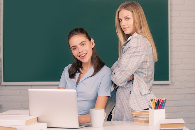 Estudantes meninas em sala de aula na faculdade ou universidade aprendendo e se preparando para o exame com sex