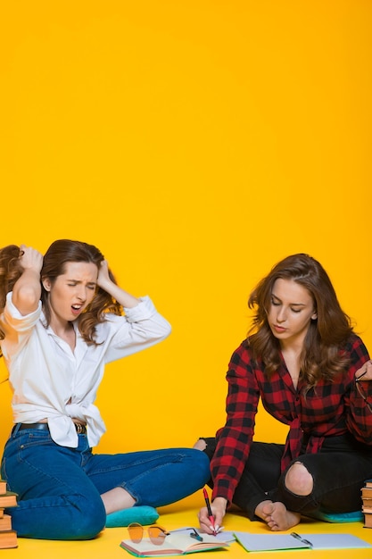 Estudantes meninas Feliz jovem estudante na faculdade