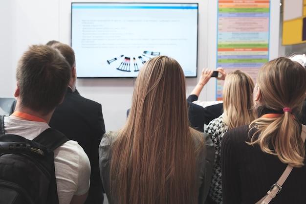 Estudantes mulher e pessoas ouvindo na imagem horizontal da conferência