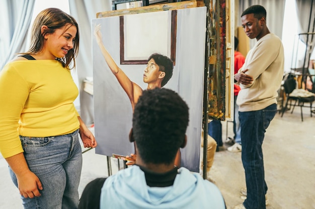 Foto estudantes multirraciais pintando dentro da aula de arte na universidade foco no rosto curvilíneo da menina