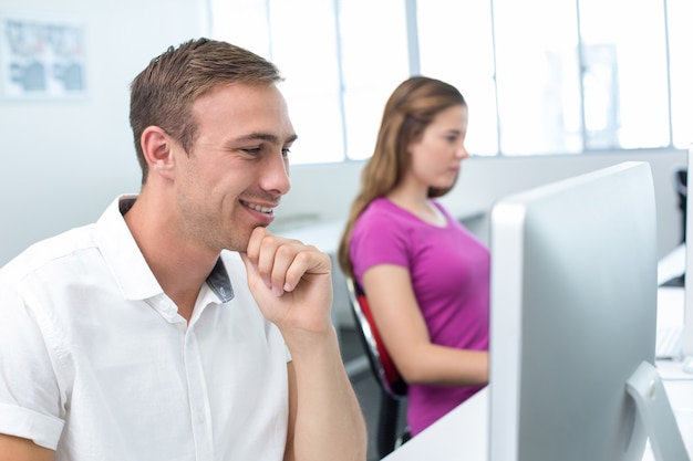 Estudantes na aula de informática