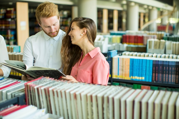 Estudantes na biblioteca