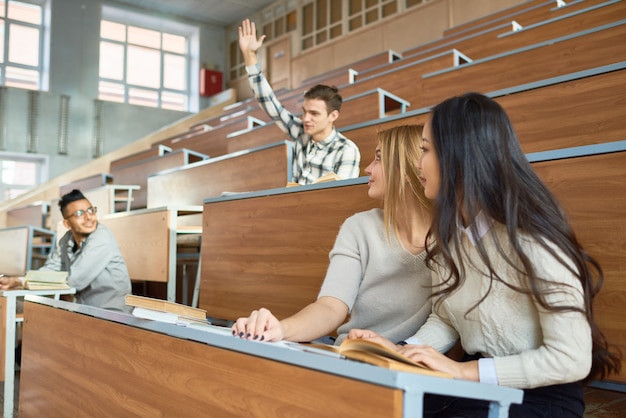 Estudantes na palestra da faculdade