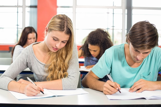 Estudantes na sala de aula