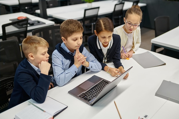 Estudantes nativos digitais e-learning sobre o computador portátil