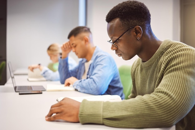 Estudantes negros e estudando para conhecimento educacional e foco para exames campus e estudante afro-americano inteligente e jovens na concentração universitária e notas de pesquisa