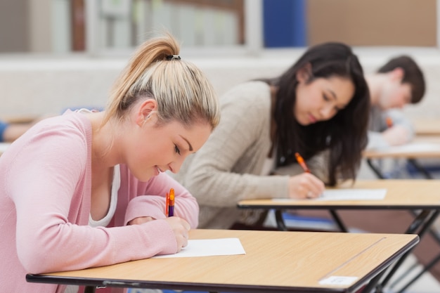 Estudantes no salão de exames