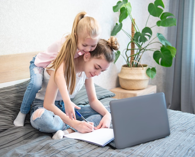 Estudantes que estudam em casa