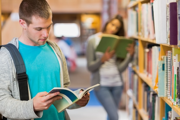 Estudantes que lêem livros na biblioteca