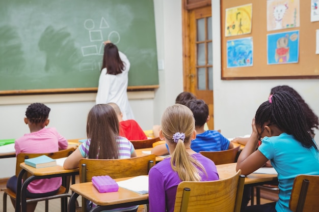 Estudantes que prestam atenção ao professor