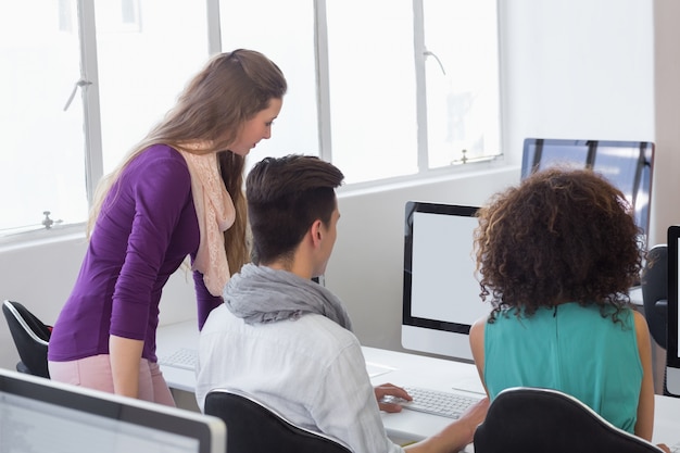 Estudantes que trabalham na sala de informática