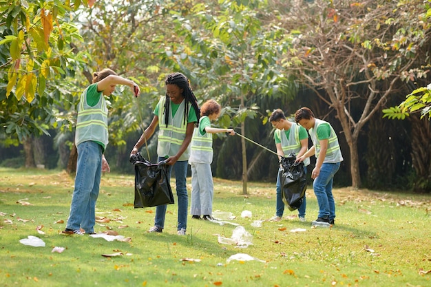 Estudantes recolhendo lixo no parque