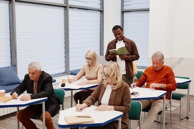 Estudantes seniores sentados no treinamento em sala de aula