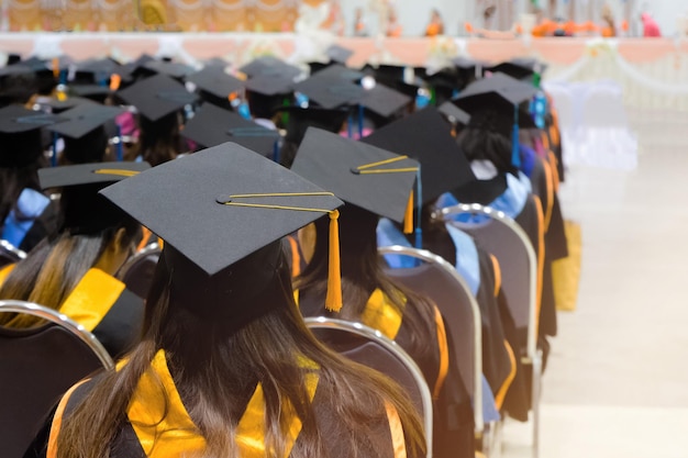 Estudantes sentados no auditório durante a cerimônia de formatura