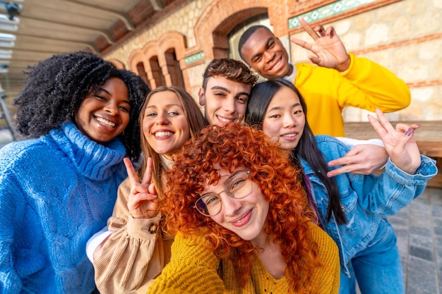 Foto estudantes tirando uma selfie na cidade