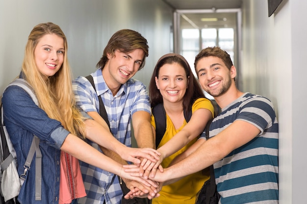 Estudantes universitários colocando as mãos juntas