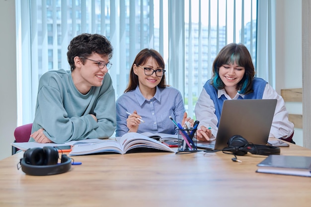 Estudantes universitários com professor sentado na mesa na sala de aula estudando ciências das línguas