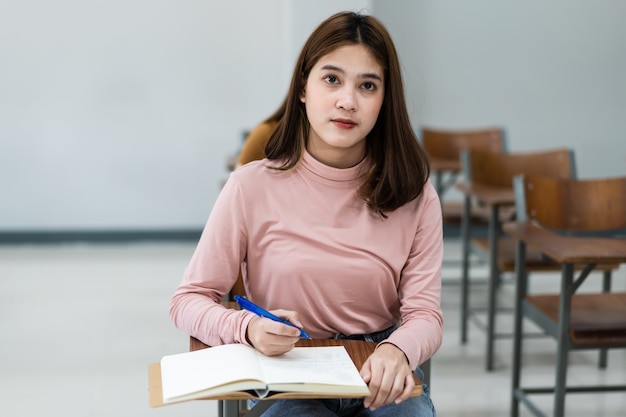 Estudantes universitários estudando em sala de aula