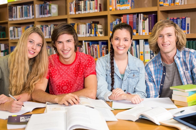 Estudantes universitários fazendo lição de casa na biblioteca